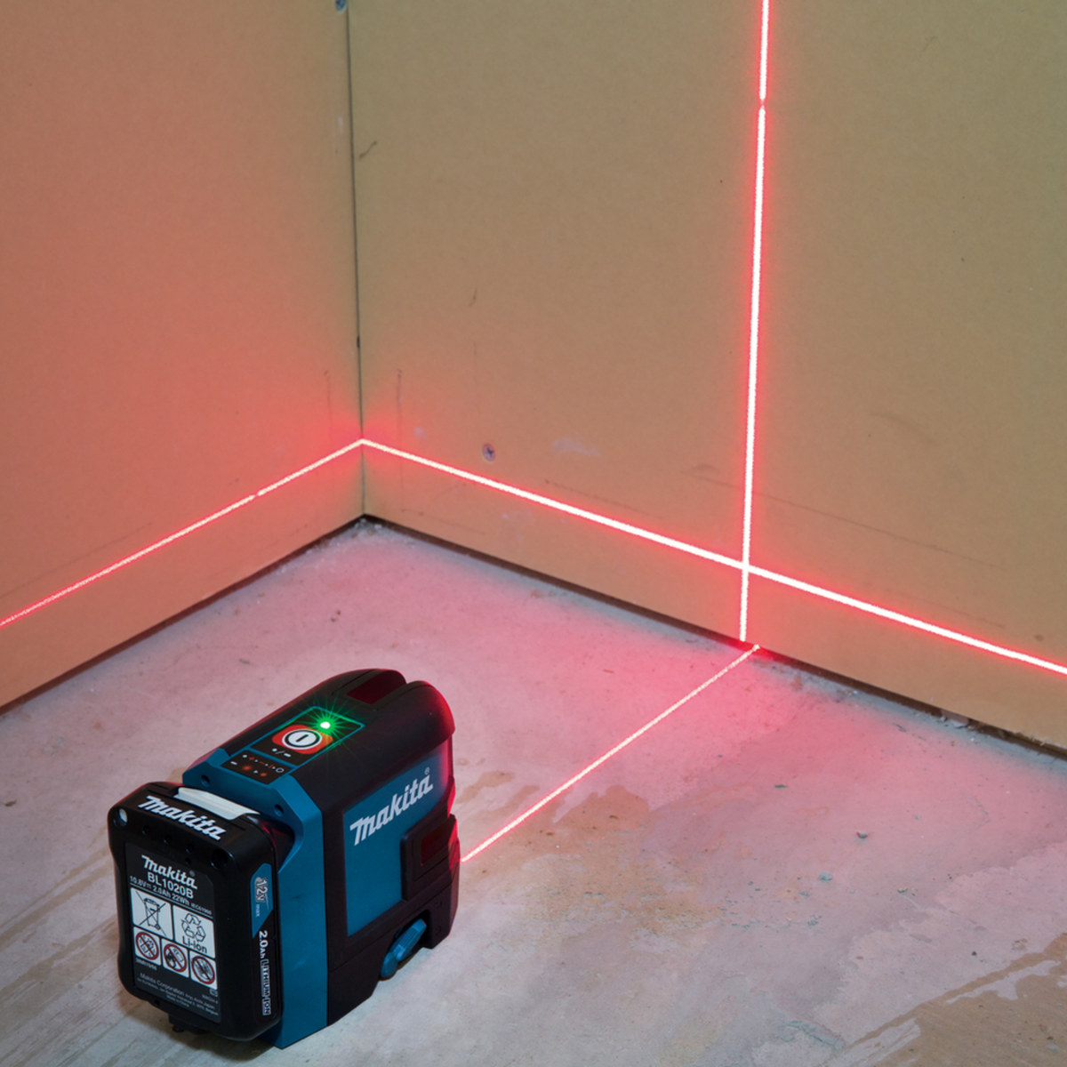 Tracciatore laser Makita CXT ® SK105DZ + Treppiedi Makita 1.5 M PER TRACCIATORI LASER